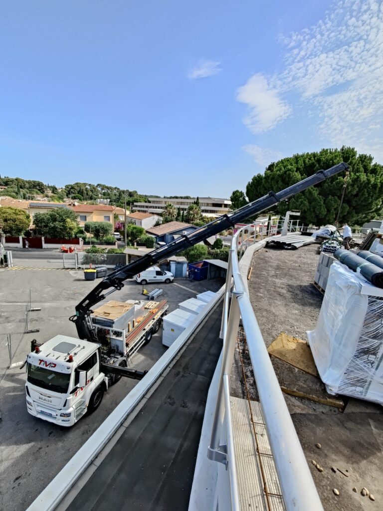 Levage camion-grue en toiture pour BTP