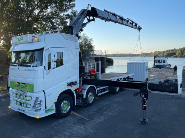 Les avantages du transport en camion porteur-grue pour la manutention sur chantier